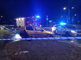 Samochód uderzył w słup w Tarnowie Opolskim. Kierowca uciekł