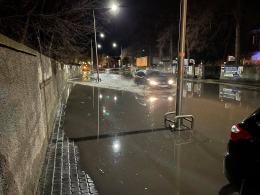 Awaria na ulicy Korfantego. Uszkodzony hydrant zalał ulicę
