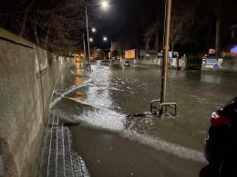 Awaria na ulicy Korfantego. Uszkodzony hydrant zalał ulicę