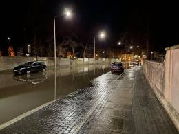 Awaria na ulicy Korfantego. Uszkodzony hydrant zalał ulicę
