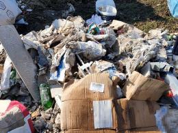 Wyrzucił śmieci na pole i był poszukiwany - został zatrzymany