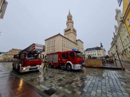 Mieszkaniec Rynku postawił na nogi wszystkie służby. Poranna akcja straży