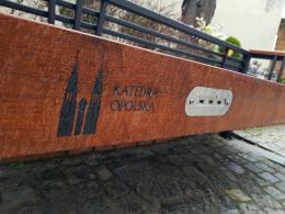 Multimedialna ławka stanęła pod opolską Katedrą