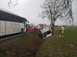 Kierowca busa zasłabł za kierownicą. Samochodem jechało 8 osób