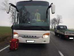 Kierowca busa zasłabł za kierownicą. Samochodem jechało 8 osób