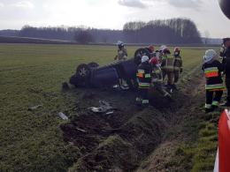 Dachowanie auta osobowego na trasie Niwnica-Domaszkowice. Jedna osoba ranna