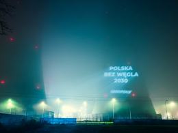 Napis "Sasin kłamie jak z nut" na kominie opolskiej elektrowni