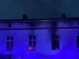 Pożar w mieszkaniu na pierwszym piętrze w Zawadzkiem. Paliła się...wersalka