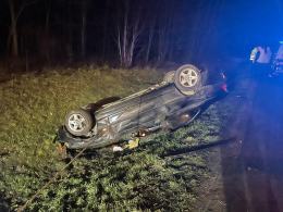Dwa niebezpieczne dachowania w piątkowy wieczór
