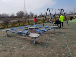 Wiosenna pogoda przyciąga na plac zabaw 800-lecia tłumy Opolan