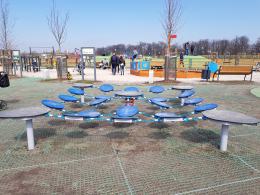 Wiosenna pogoda przyciąga na plac zabaw 800-lecia tłumy Opolan