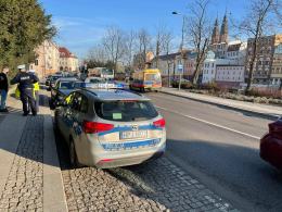 Zderzenie pojazdów na ulicy Piastowskiej w Opolu. Jedna osoba poszkodowana