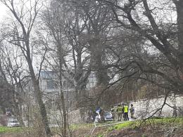 Kierowca stracił panowanie nad pojazdem i stoczył się w kierunku rzeki