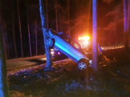 Nietrzeźwy swoją podróż zakończył na drzewie