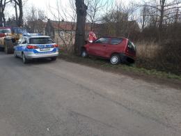 20-letnia kobieta trafiła do szpitala po wjechaniu w drzewo