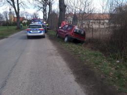 20-letnia kobieta trafiła do szpitala po wjechaniu w drzewo