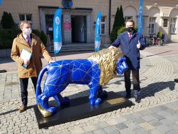 Dwa lwy przed ratuszem. Miasto rozpoczyna kampanię zachęcającą do odwiedzin zoo