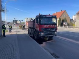 Wyciek kilkunastu litrów oleju na Niemodlińskiej. Są utrudnienia w ruchu