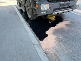 Wyciek kilkunastu litrów oleju na Niemodlińskiej. Są utrudnienia w ruchu