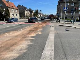 Wyciek kilkunastu litrów oleju na Niemodlińskiej. Są utrudnienia w ruchu
