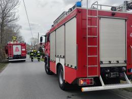 Kierujący osobówką wjechał w słup. Trafił do szpitala