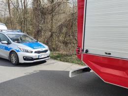 Kierujący osobówką wjechał w słup. Trafił do szpitala