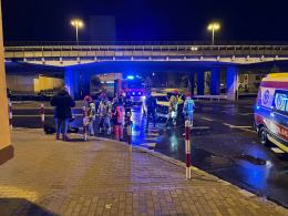 Zderzenie samochodu ciężarowego i taksówki w centrum miasta