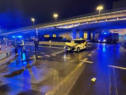 Zderzenie samochodu ciężarowego i taksówki w centrum miasta