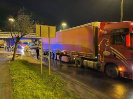 Zderzenie samochodu ciężarowego i taksówki w centrum miasta