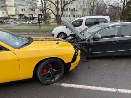 Dodge wpadł na sąsiedni pas drogi. Doszło do czołowego zderzenia