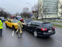 Dodge wpadł na sąsiedni pas drogi. Doszło do czołowego zderzenia