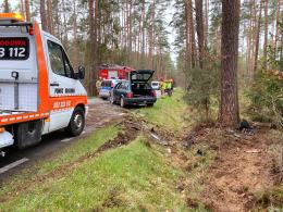 Kierowca Audi uderzył w drzewo i uciekł z miejsca wypadku