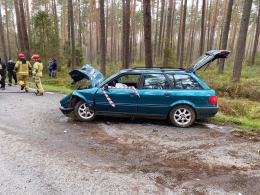 Kierowca Audi uderzył w drzewo i uciekł z miejsca wypadku