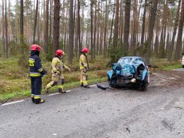 Kierowca Audi uderzył w drzewo i uciekł z miejsca wypadku