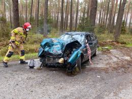 Kierowca Audi uderzył w drzewo i uciekł z miejsca wypadku