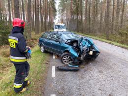 Kierowca Audi uderzył w drzewo i uciekł z miejsca wypadku