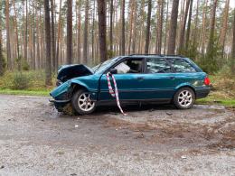 Kierowca Audi uderzył w drzewo i uciekł z miejsca wypadku