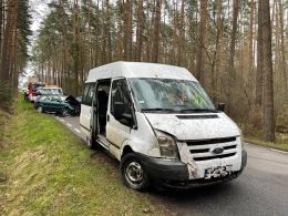 Kierowca Audi uderzył w drzewo i uciekł z miejsca wypadku