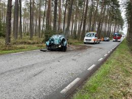 Kierowca Audi uderzył w drzewo i uciekł z miejsca wypadku