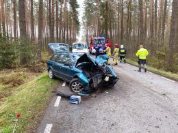 Kierowca Audi uderzył w drzewo i uciekł z miejsca wypadku