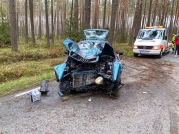 Kierowca Audi uderzył w drzewo i uciekł z miejsca wypadku