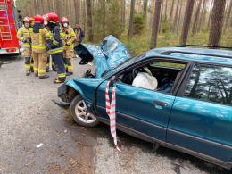 Kierowca Audi uderzył w drzewo i uciekł z miejsca wypadku