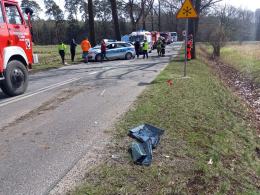 Wjechał w drzewo. Jedna osoba uciekła do lasu. Akcja służb w Ozimku