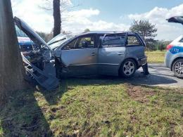 Wjechał w drzewo. Jedna osoba uciekła do lasu. Akcja służb w Ozimku