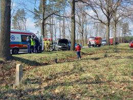Wjechał w drzewo. Jedna osoba uciekła do lasu. Akcja służb w Ozimku