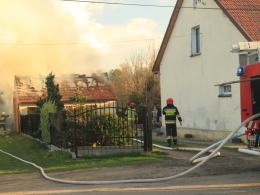Pożar budynku gospodarczego w Niwkach. Interweniowały 4 zastępy straży