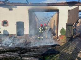Pożar budynków gospodarczych w Niemodlinie. W akcji kilkanaście zastępów straży