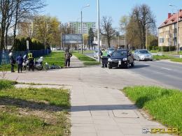 Mężczyzna prowadzący rower przez pasy potrącony przez osobówkę. Wypadek w Nysie
