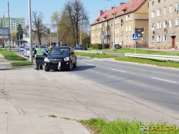 Mężczyzna prowadzący rower przez pasy potrącony przez osobówkę. Wypadek w Nysie
