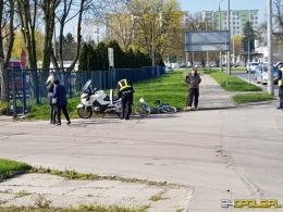 Mężczyzna prowadzący rower przez pasy potrącony przez osobówkę. Wypadek w Nysie